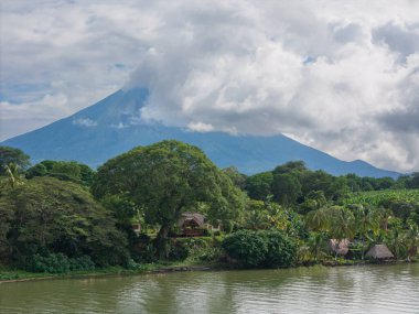 Ometepe adasının yeşil kıyı şeridi volkan kavramının arka planında
