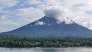 Ometepe Adası 'ndaki volkan Nikaragua hava aracı manzarası