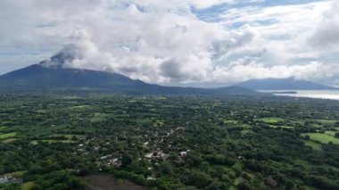 Ometepe adası ve volkanların geniş manzarası.