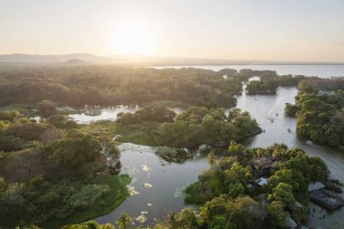 Nikaragua 'daki tropik adaların üzerinde gün batımı hava aracı görüntüsü