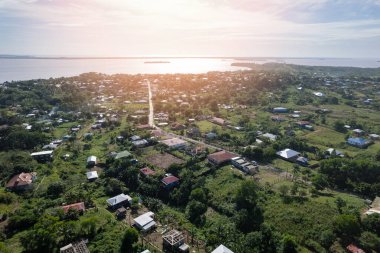 Kırsal kasaba ve Karayip kıyısı insansız hava aracı görüntüsü
