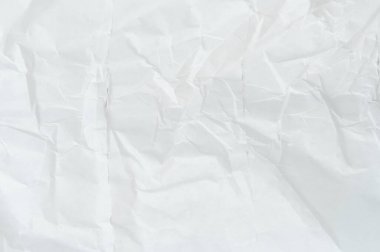 Buruşuk beyaz kağıt sergiler yumuşak ışıklandırma altında karmaşık kıvrımlar ve dokular, onun benzersiz görünümünü vurgulayarak.