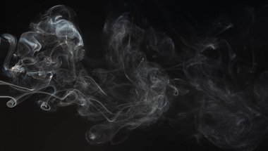 Siyah stüdyo arka planında gri duman çizgileri