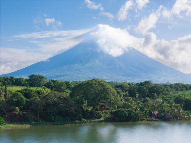 Mavi gökyüzü ve Nikaragua 'daki volkanik hava manzaralı yeşil göl kıyısı