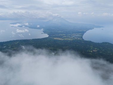 Ometepe Adası üzerindeki hava manzarası bulutların çerçevesinde