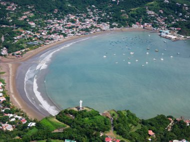 San Juan Del Sur Körfezi panoramik hava manzaralı güneşli bir gün