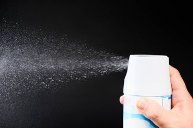Yangın söndürücü sprey kapalı görüş izole siyah stüdyo arka planı