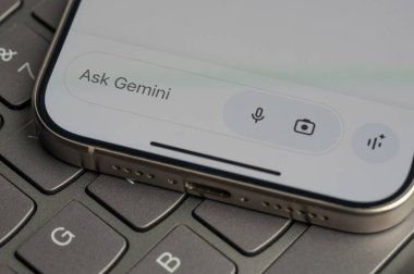 New York, ABD - 26 Kasım 2024: Google gemini yardımcı menüsündeki metin çubuğu klavye düğmesi arkaplan görünümünde ekranda