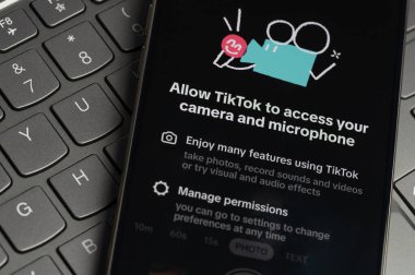 New York, ABD - 26 Kasım 2024: Tiktok 'un klavye tuşundaki kamera ve mikrofon menüsüne erişmesine izin verin