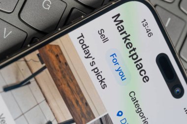 New York, ABD - 26 Kasım 2024: Facebook pazar yeri menüsü ekranda klavye tuşuna basılı arkaplan görüntüsü