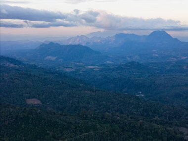 Yeşil dağ manzaralı arka plan günbatımı hafif hava aracı manzaralı
