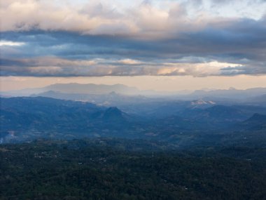 Dağ vadisi manzarası. Günbatımı aydınlık gökyüzünde drone görüntüsü.