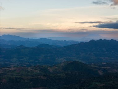 Dağ manzarasında panoramik manzara günbatımında hava aracı görüntüsü