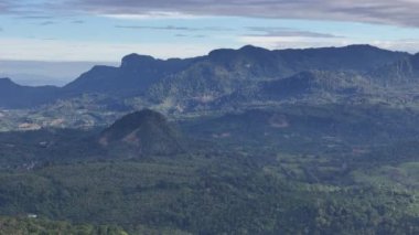 Orta Amerika 'daki dağlar ve tepeler hava aracı manzaralı.