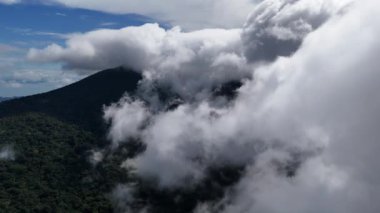 Güneşli bir günde Nikaragua 'da gizlenen bulutlu Mombacho volkanı üzerindeki hava aracı görüntüsü