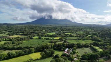Yeşil doğa vadisinde bulutlar tarafından gizlenmiş Concepcion volkanı hava aracı görüntüsü