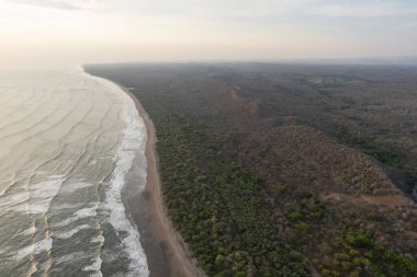 Günbatımında kuru tropik plaj okyanus manzarası. Hava aracı görüntüsü.