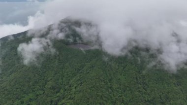 Maderas Nikaragua 'daki kraterde volkan gölü insansız hava aracı görüntüsü