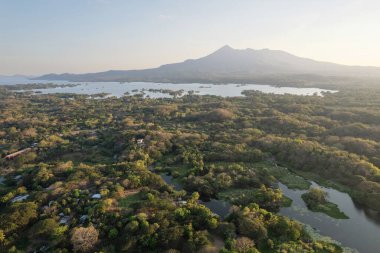 Günbatımında Mombacho volkanı ile Nikaragua doğa manzarası