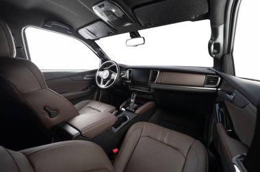 Boş temiz araba ön paneli, beyaz izole ön camlı.