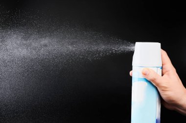 Aerozol kimyasal sprey yan görünümü siyah stüdyo arka planında izole