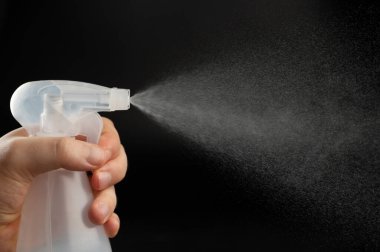 Elinde sprey bulutu olan şişeyi kapat.
