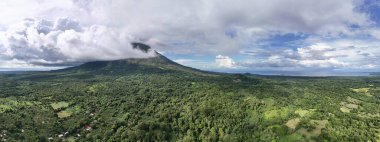 Ometepe adasındaki Concepcion volkanı üzerindeki yeşil vadi insansız hava aracı manzaralı.