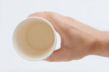 Üst görünümün üzerinde boş kağıt bardak beyaz stüdyo arka planda izole