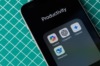 New York, ABD - 28 Ocak 2025: Akıllı telefon ekranında yapay zeka asistanı seti DYI masasında yakın görüş