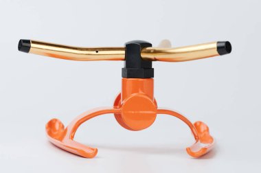 Turuncu metal fıskiye beyaz stüdyo arka planında izole edildi