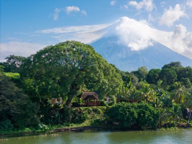 Ometepe adasının yeşil manzarası ve yanardağ arka plan hava aracı manzarası