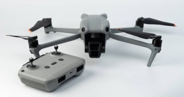 Uzaktan kumandalı Quadcopter beyaz stüdyo arka planında izole