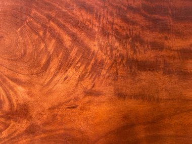 Zengin desenler ve sarı ahşap yüzeyin sıcak tonları çarpıcı görsel dokular oluşturur..