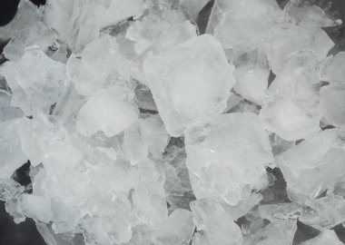 Üstte taze, ezilmiş beyaz buz küpleri. Yakın çekim.