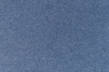 Dokulu mavi yüzey karmaşık desenler gösterir, derinlik hissi yaratır. Canlı renk görsel ilgi ekliyor.