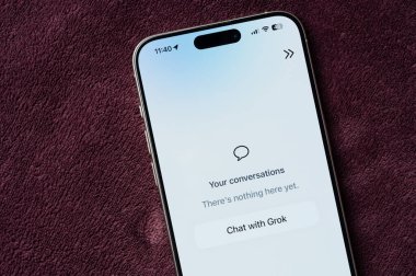 New York, ABD - 19 Şubat 2025: Akıllı telefon ekranında Grok AI ile yeni bir sohbet başlat