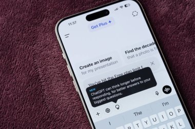 New York, ABD - 19 Şubat 2025: Akıllı telefon ekranında ChatGpt Yapay Zeka Asistan menüsü
