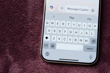 New York, ABD - 19 Şubat 2025: Akıllı telefon ekranında kopilot yapay zeka menüsü