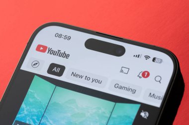 New York, ABD - 24 Şubat 2025: Akıllı telefon ekranındaki youtube uygulamasındaki görüntüler