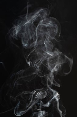 Siyah arkaplanda şeffaf çizgileri olan dumanlı beyaz bulut