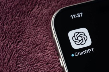 New York, ABD - 19 Şubat 2025: ChatGPT AI akıllı telefon ekranındaki yardımcı simge