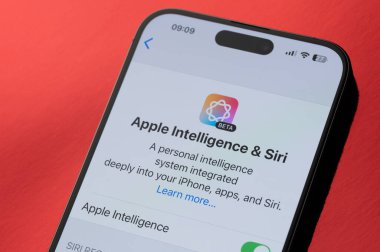 New York, ABD - 24 Şubat 2025: Akıllı telefon ekranındaki Apple istihbarat servisi uygulaması