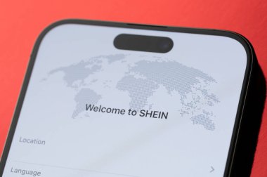 New York, ABD - 24 Şubat 2025: Akıllı telefon ekranında Shein alışveriş uygulaması