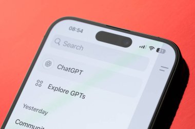 New York, ABD - 24 Şubat 2025: ChatGPT sohbet robotu uygulaması akıllı telefon ekranını kapatın