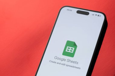 New York, ABD - 24 Şubat 2025: Akıllı telefon ekranında Google sayfaları uygulaması