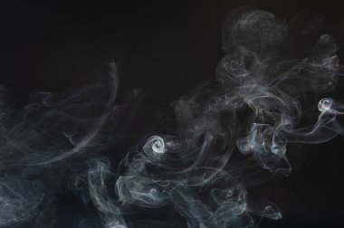 Duman etkisi eğrisi çizgileri siyah stüdyo arka planında izole