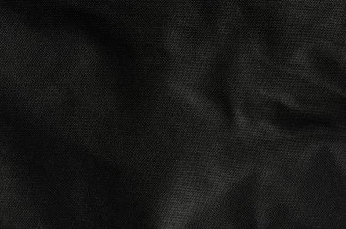 Siyah desenli kumaşın detaylı görünümü karmaşık dokuma desenlerini ve yumuşak parıltısını ortaya çıkararak dokunsal kalitesini vurgular..