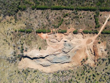 Hava perspektifi, çıplak kayalar ve kırsal alanda çevreleyen yeşilliklerle benzersiz jeolojik oluşumları gösteriyor..