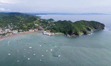 Nikaragua 'nın San Juan Del Sur şehrindeki rıhtım insansız hava aracı görüntüsü