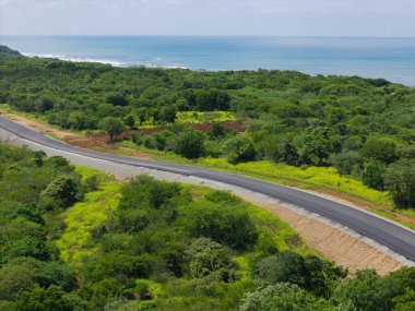 Deniz kıyısı insansız hava aracı görünümünde eğri asfalt otoyol